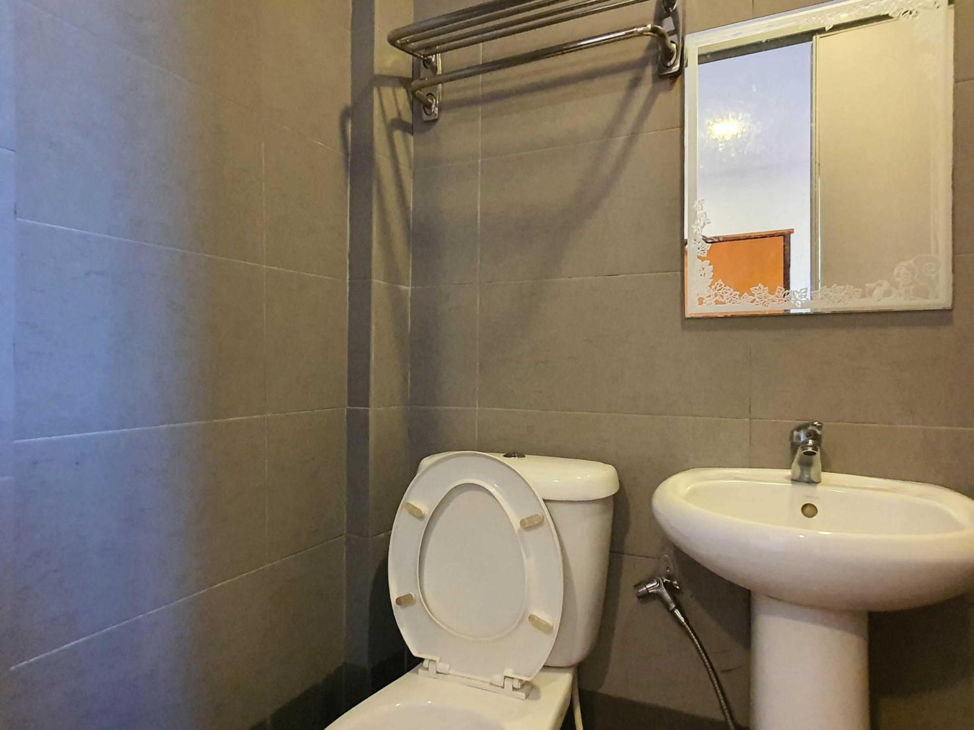 Oyo 91053 Signature Inn Miri Exterior photo